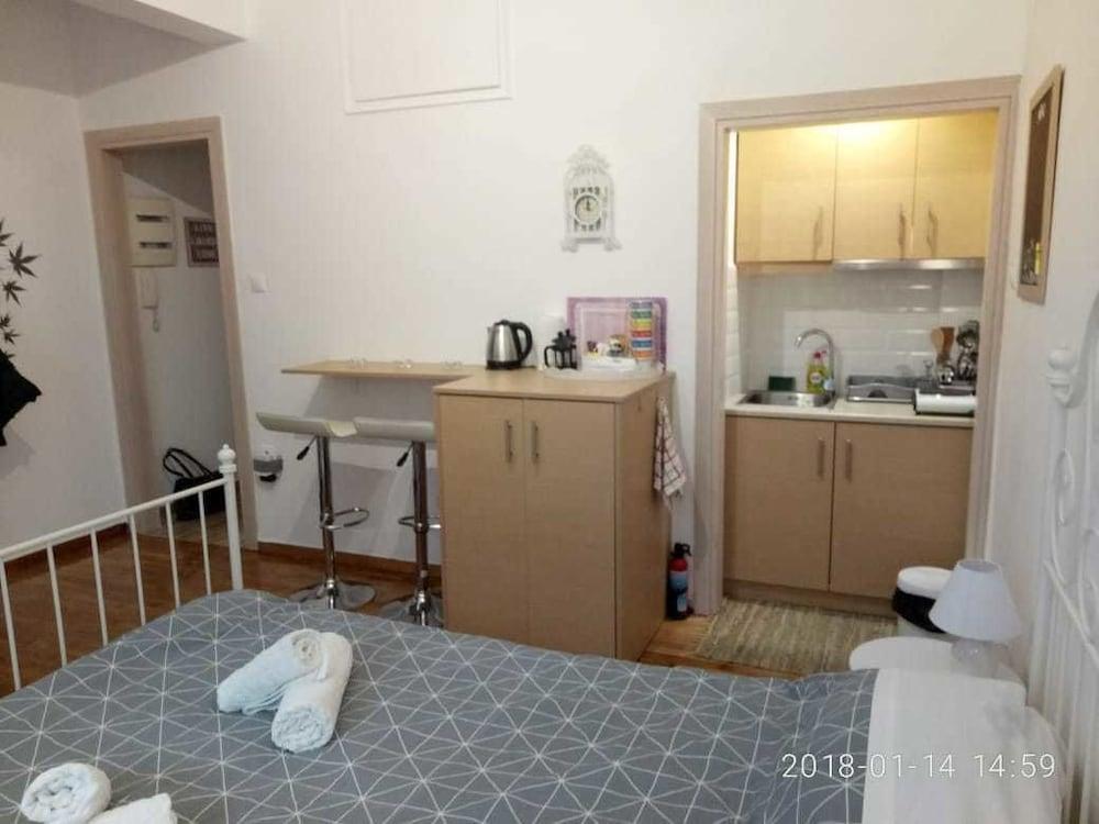 Modern, Ideally Located Studio Apartment Атина Екстериор снимка
