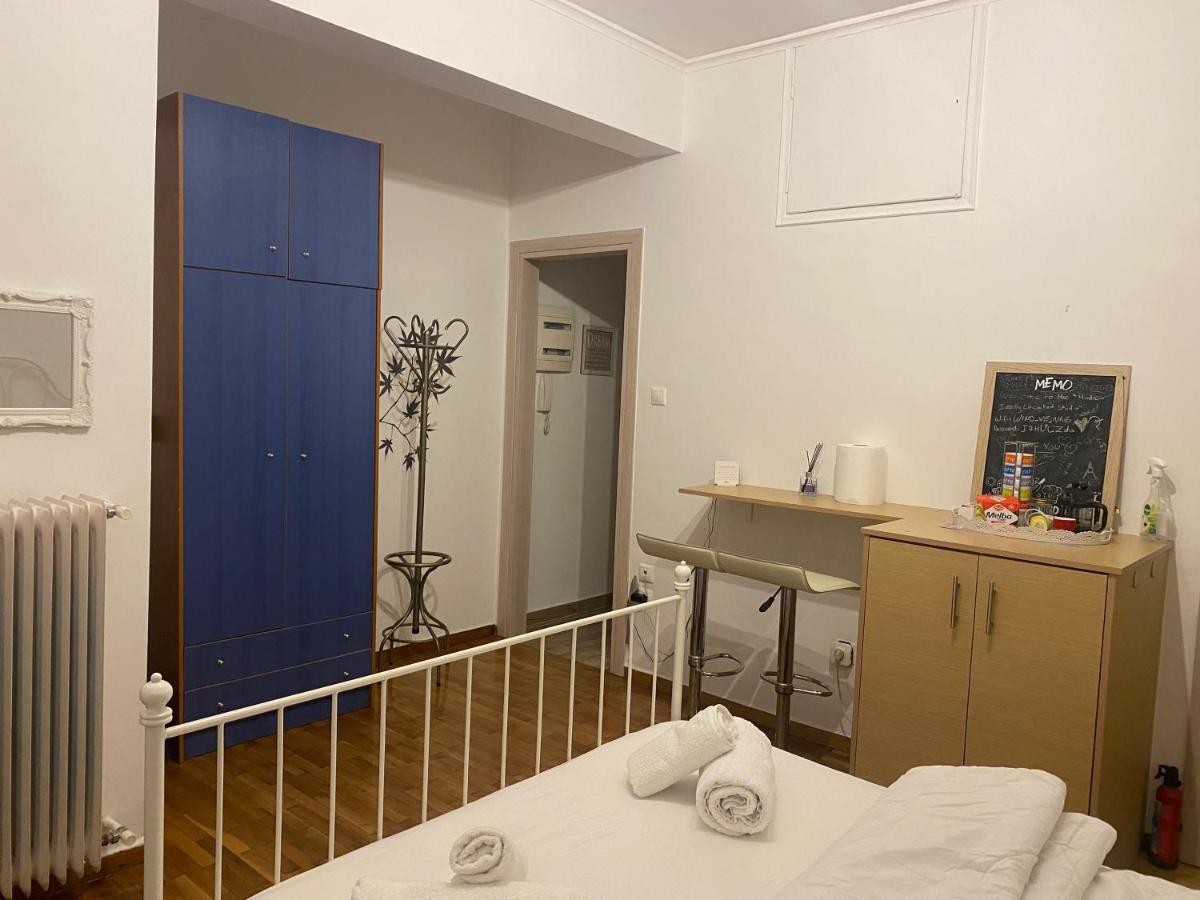 Modern, Ideally Located Studio Apartment Атина Екстериор снимка